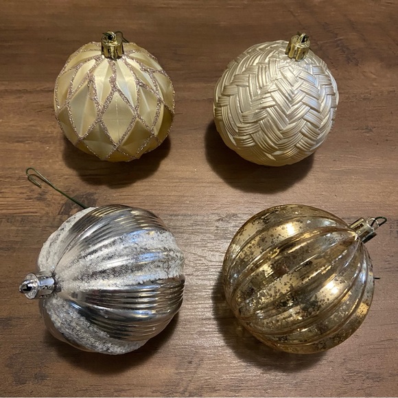 Set of 4 Christmas Bulbs - Picture 2 of 2